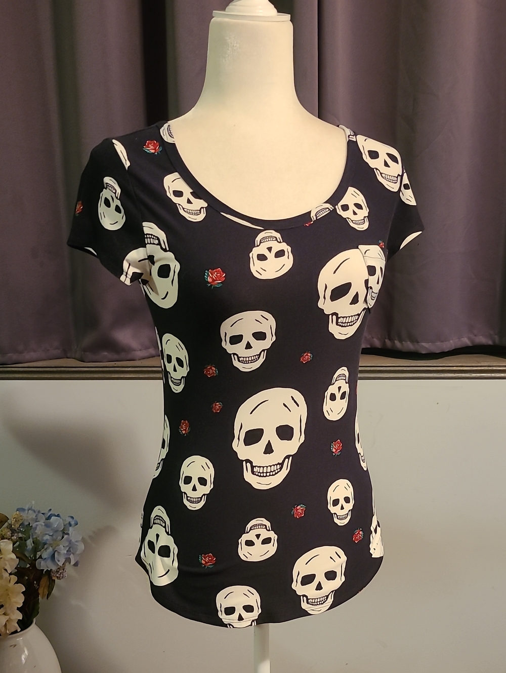 No Boundaries Black Skull Print Short Sleeve Top - Juniors Medium
